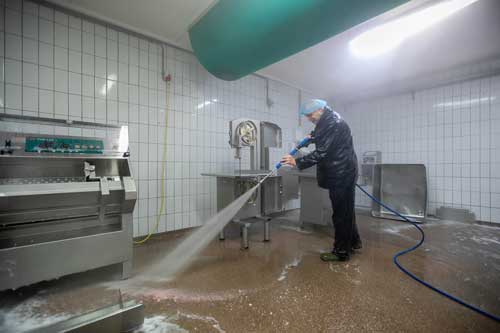 Desinfectie voedingsindustrie door professionele schoonmaakbedrijf zeepsop gebouwenservice