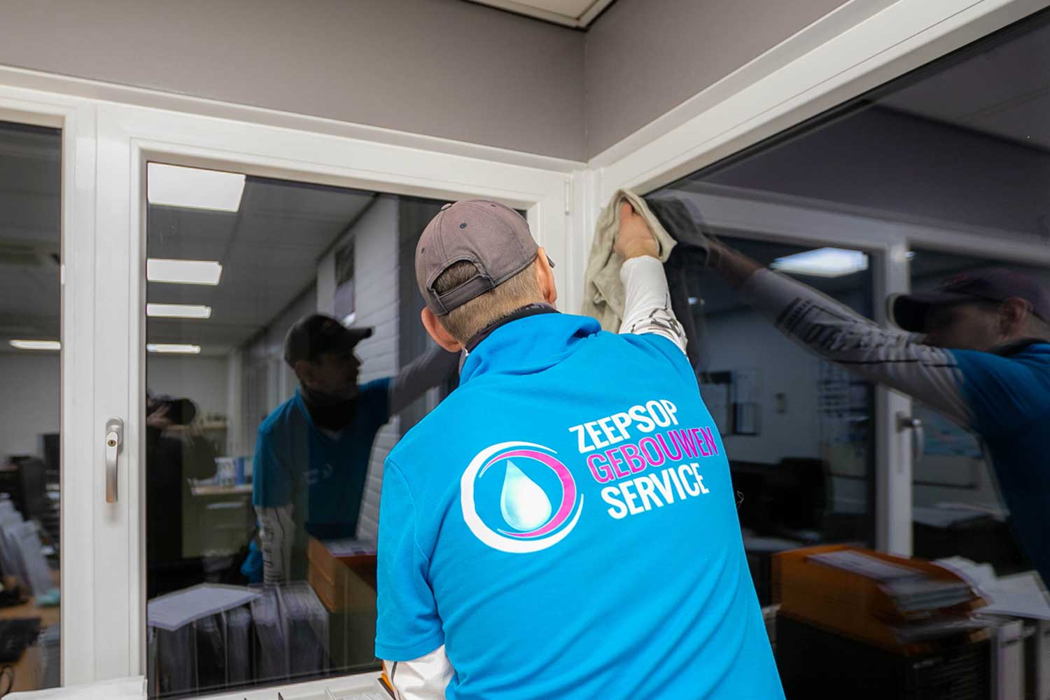 ramenwassen door zeepsop gebouwenservice