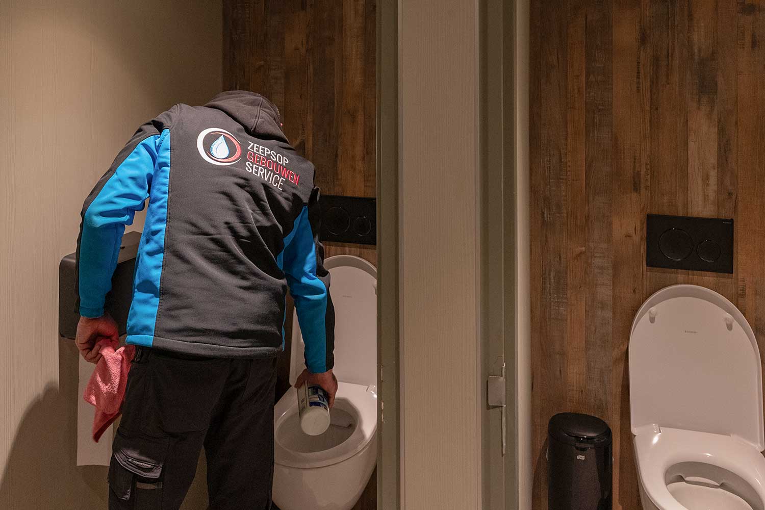 sanitair reiniging door schoonmaakbedrijf zeepsop gebouwenservice uit landgraaf