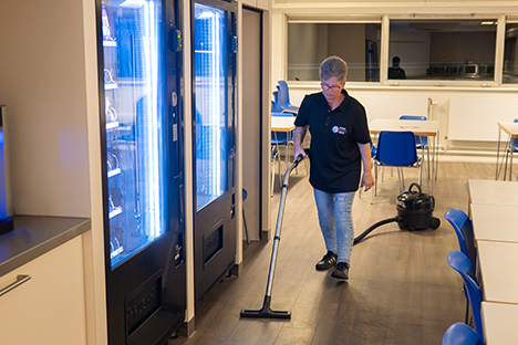 Zakelijke schoonmaak door zeepsop gebouwenservice